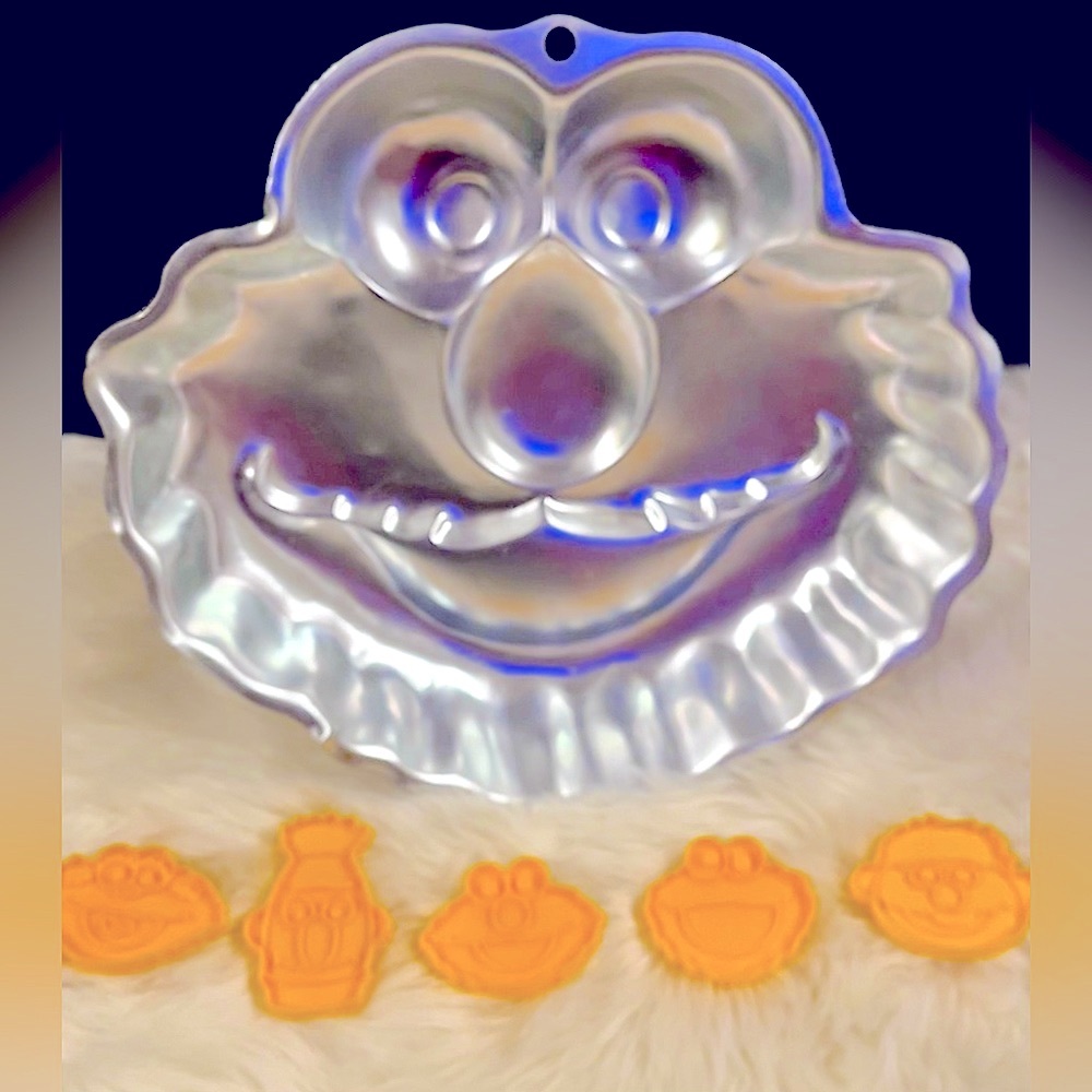 Wilton ELMO Sesame Street 6pc Cookie Cutters + Metal Cake Baking Pan Bundle Set